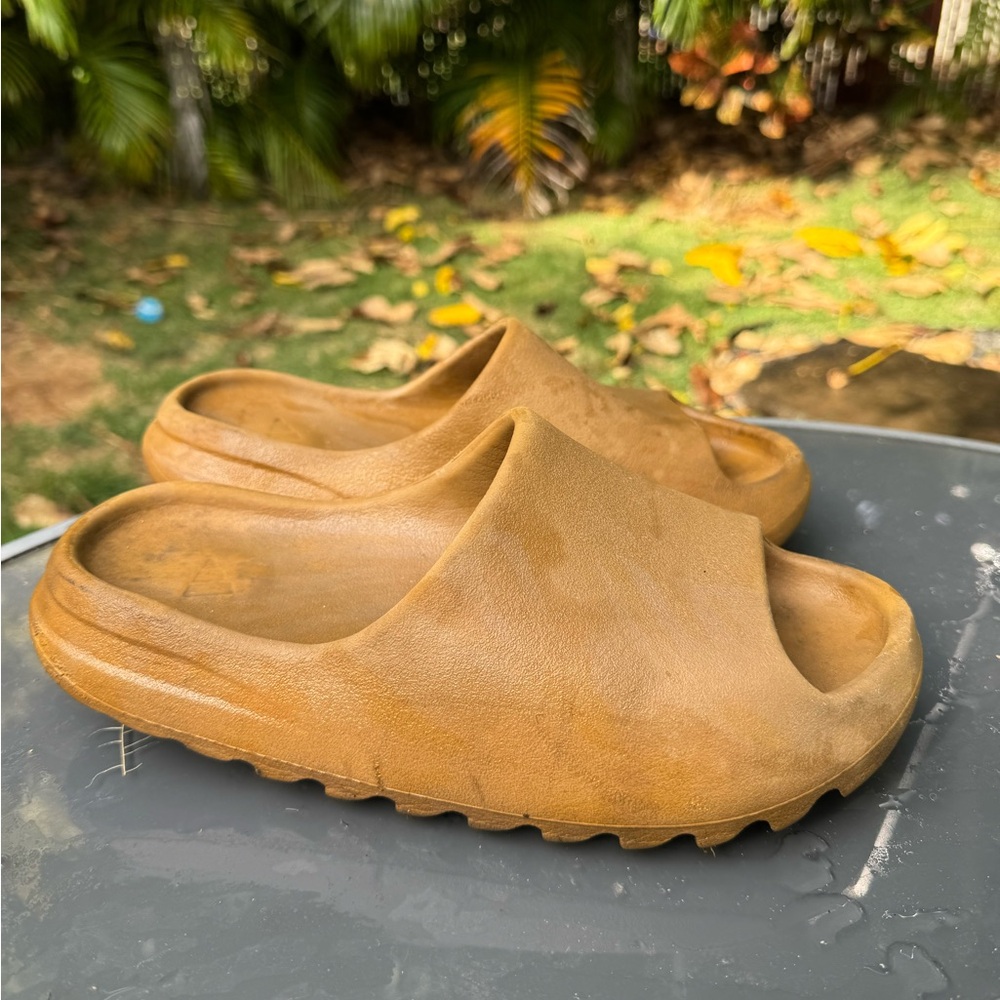 Men’s Size 9 Yeezy Slide Ochre